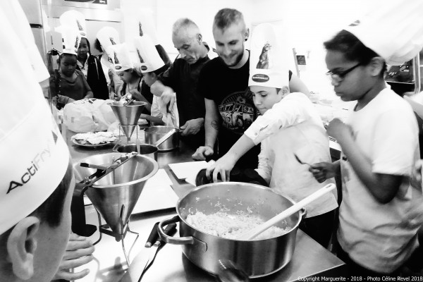 Les chefs en action, dans les cuisines du collège Paul Éluard, Vénissieux © Projet Marguerite 2018 – Photo : Céline Revel 